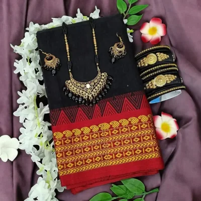 কালো শাড়ি।